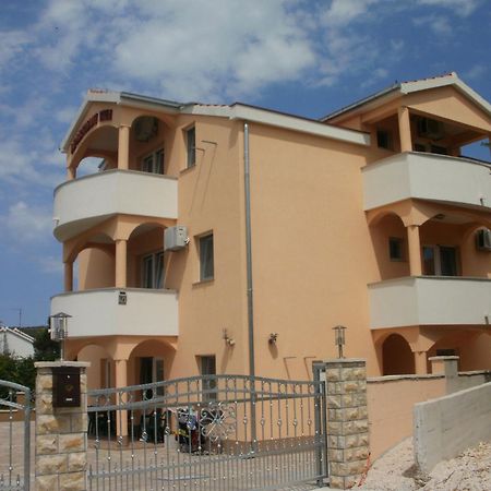 Apartments Antonija - Fitness Vinišće Εξωτερικό φωτογραφία
