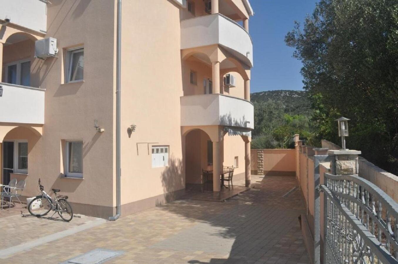 Apartments Antonija - Fitness Vinišće Εξωτερικό φωτογραφία