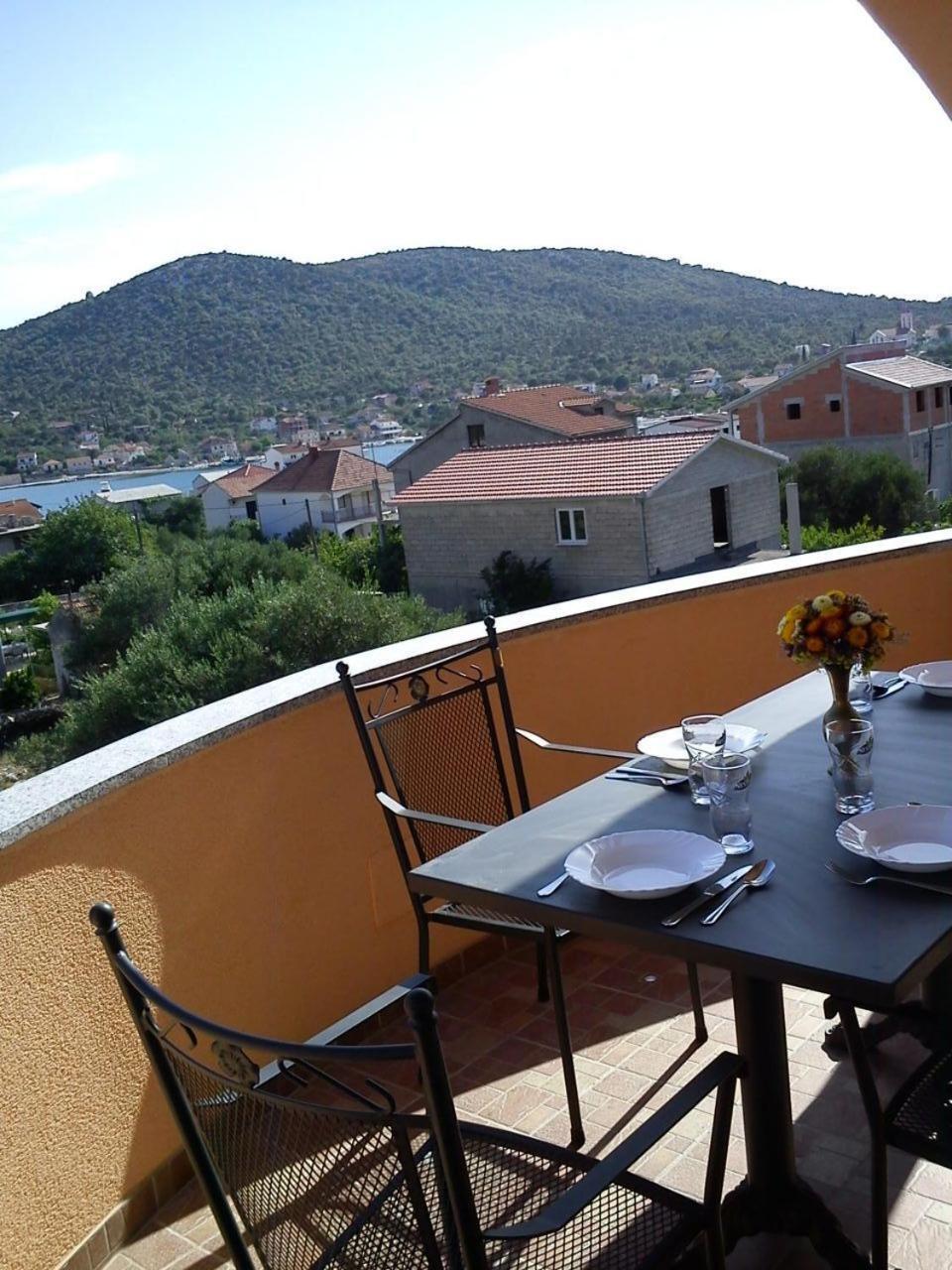Apartments Antonija - Fitness Vinišće Εξωτερικό φωτογραφία